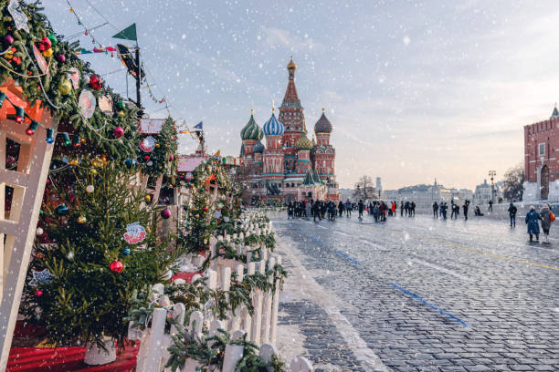 рождественское и новогоднее оформление в центре москвы на красной площади - кремль стоковые фото и изображения