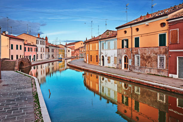 comacchio, ferrara, emilia romagna, italy: view of the colored houses - comacchio bildbanksfoton och bilder