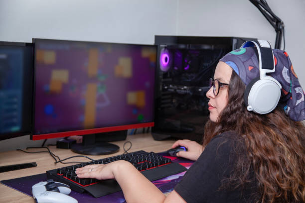 Playing FPS video game on computer