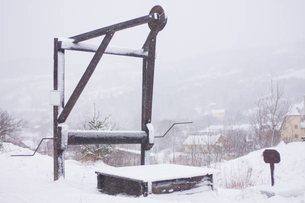 pit, place of oil extraction