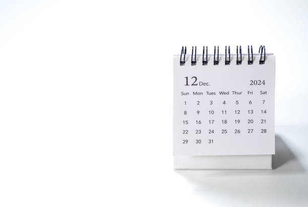 December 2024 page of small desk calendar for plan and reminder isolated on white background with copy space, front view. Simple planner 12th month, for business agenda and schedule concept. página de diciembre de 2024 de calendario de escritorio pequeño para plan y recordatorio aislada sobre fondo blanco con espacio de copia, vista frontal. planificador simple de 12 meses, para la agenda de negocios y el concepto de horario.