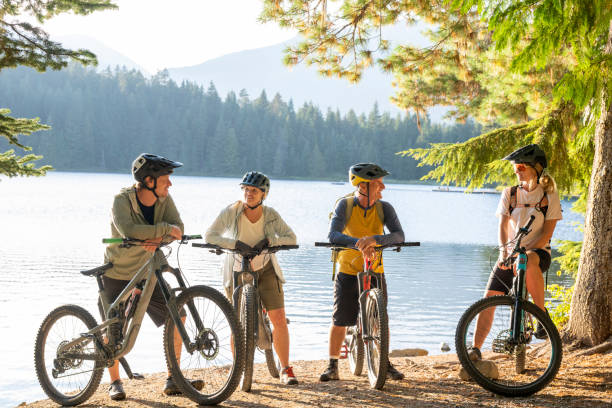istock Family with bicycles pause on lakeshore 2177314595