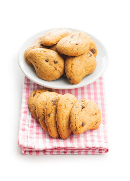 Biscotti frollini con gocce di cioccolato. Chocolate cookies on plate  isolated on a white background.