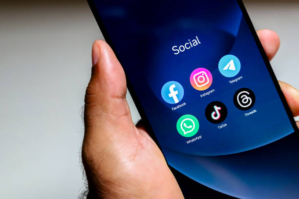 facebook, instagram, whatsapp, tiktok 및 threads 앱 로고가 스마트폰 화면에 표시됩니다. - 소셜 네트워킹 이미지 뉴스 사진 이미지