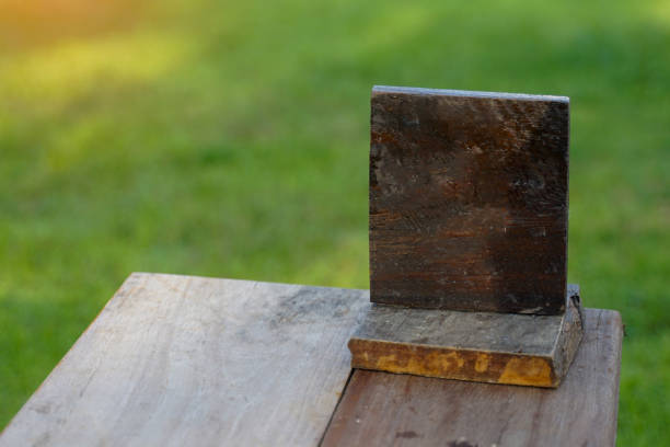 small square wooden board, there is space for writing or attaching table numbers, attached to the menu, attached to the QR code for payment, looks chic, compact, suitable for restaurants, coffee shops.