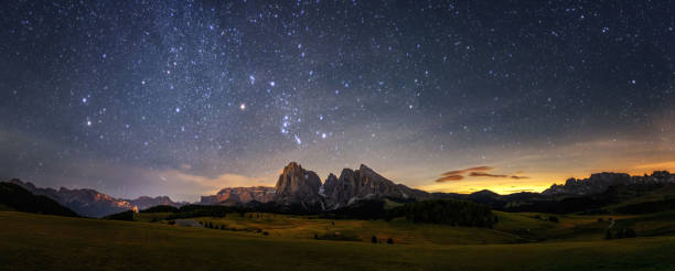 istock Alpe di Siusi, Seiser Alm, Sassolungo a Sassoplatto 2177560176
