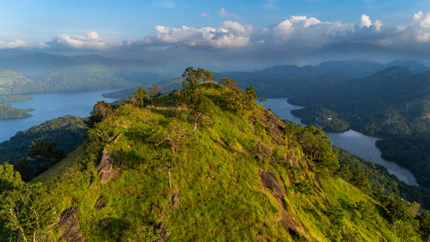 atemberaubender blick auf die landschaft sri lankas auf einem hügel. ein atemberaubender panoramablick von einem hügel in sri lanka zeigt das leuchtend grüne gelände und die ruhigen seen unter einem strahlend blauen himmel. - fingerknöchel stock-fotos und bilder