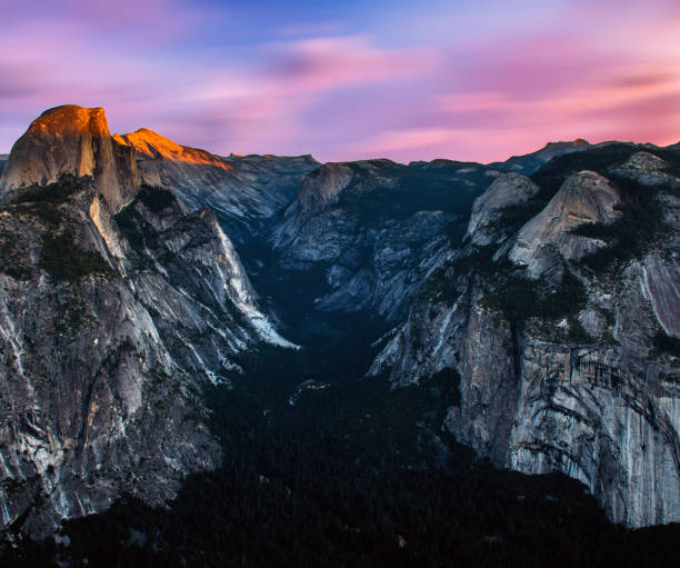 istock Beautiful mountain scenery photos, mountain wallpapers 2177606541