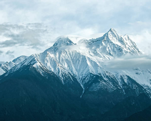 istock Beautiful mountain scenery photos, mountain wallpapers 2177606967