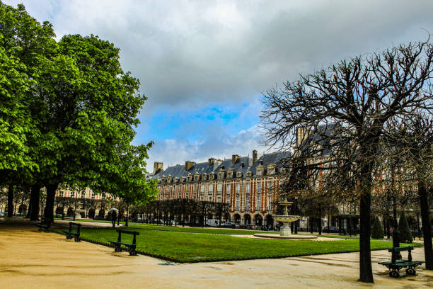 istock Park in Place des Vosges 2177720551