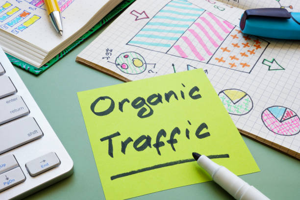 istock Sticky note with organic traffic label and marketing report. 2177721697
