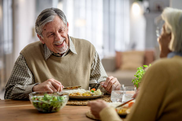 senior couple enjoying dinner together - người già ăn hình ảnh sẵn có, bức ảnh & hình ảnh trả phí bản quyền một lần