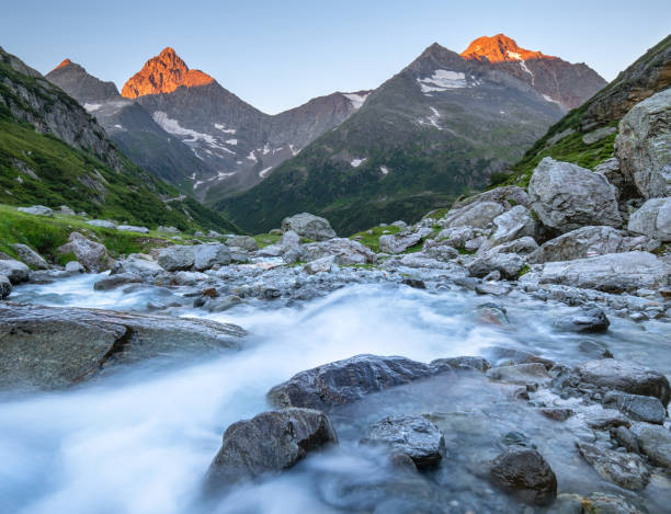 istock Beautiful mountain scenery photos, mountain wallpapers 2177802213