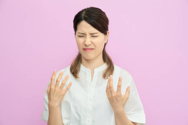 オフィスカジュアルな服装のストレスを感じた女性 - 悔しい ストックフォトと画像