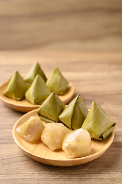 Thai dessert (Khanom Tian), Sweet dough pyramid stuffed with mung bean wrapped by banana leaf