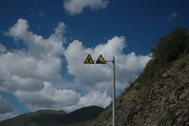 istock Plateau highway road sign 2178127489