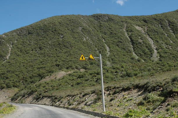 istock Plateau highway road sign 2178127518