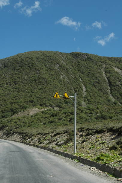 istock Plateau highway road sign 2178127527