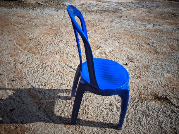 Kursi warna biru diatas lantai. Kursi dari plastik
