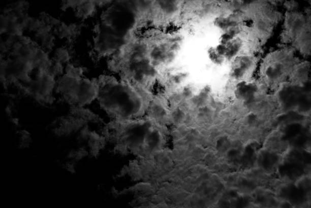 Cielo nublado en blanco y negro