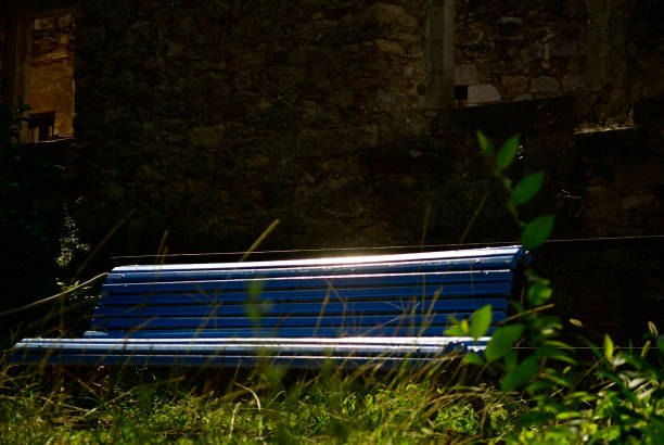 Banco azul jardín que rodea la muralla en Girona