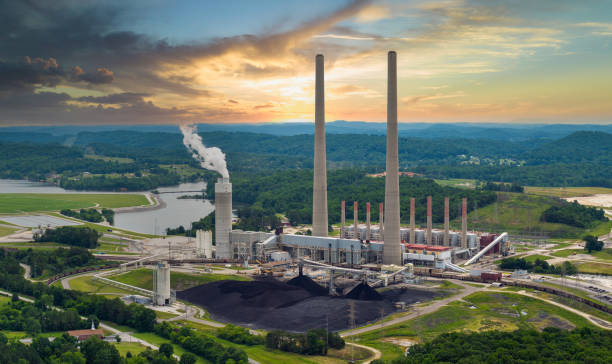 thermal power plant burning coal fossil fuel for production of electrical energy. kingston power station in roane county, tennessee - kraftwerk stock-fotos und bilder