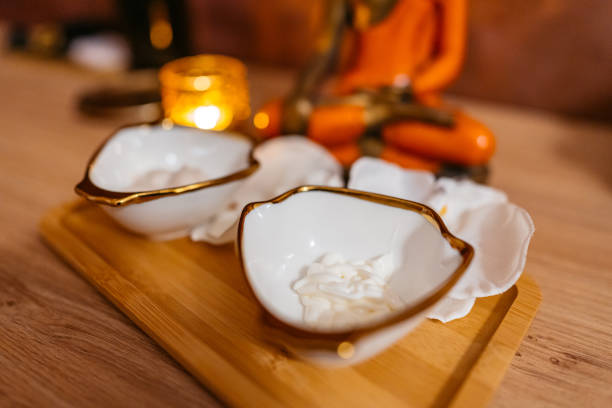 Small decorations bowls and a Busto Buddha statue in the spa.
