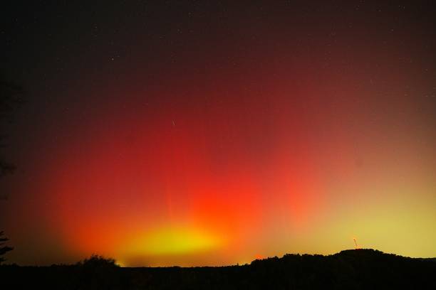 G5 Geomagnetic Storms can create Aurora Borealis or Northern Lights as far south as Florida, Georgia, Louisiana, Mississippi, and Texas. These Northern Lights were photographed at Birmingham Alabama using a 14mm or 20mm lens and full frame digital camera on October 10, 2024. The Northern Lights were bright enough to block star fields. las tormentas geomagnéticas g5 pueden crear auroras boreales o auroras boreales tan al sur como florida, georgia, luisiana, mississippi y texas. estas auroras boreales fueron fotografiadas en birmingham, alabama, utilizando una lente de 14 mm o 20 mm y