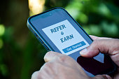 smartphone-anzeige-des-empfehlungs-und-verdienstprogramms-empfehlungsprogramm-um-geld-zu.jpg?b=1&s=170x170&k=20&c=MmUYKLxQ4VQahgY48NsGtJp5w6H9IT7B3Jp3ftMDFBE=