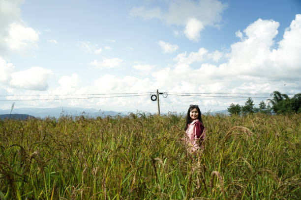 The girl who climbs the mountain and looks far away