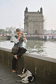 mann-im-mittleren-erwachsenenalter-der-eine-mundharmonika-im-gateway-of-india-mumbai-spielt.jpg?b=1&s=170x170&k=20&c=BNmvPMRHh_9bUg7jJ616FVQQH_5ZszM4SWd1zaAYXWc=