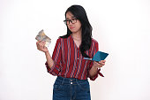 junge-asiatische-frau-die-traurig-aussieht-mit-sehr-kleinem-kleingeld-und-sparbuch-in-beiden.jpg?b=1&s=170x170&k=20&c=LqmAidaJpKX-sravc7ODw1B5BD1X0_8b4v13p5sToqU=