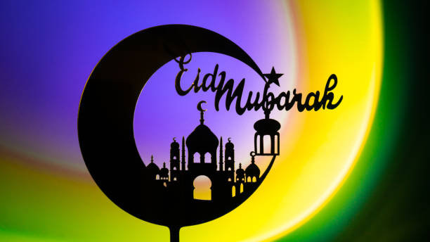 Crescent moon with mosque. Traditional Islamic holiday greetings Eid Mubarak. Ramadan Kareem concept background. Creative light and shadows sunset lamp lantern. Islamic holiday poster Eid-Ul-Adha festival celebration luna creciente con mezquita. saludos tradicionales islámicos de la festividad, eid mubarak. antecedentes del concepto de ramadan kareem. linterna creativa de luz y sombras de la lámpara del atardecer. cartel de la festividad islámica festival de eid-ul-