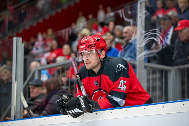istock Focused Hockey Player at the Bench 2179109118