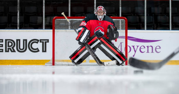 istock Ice Hockey Goalie Ready for Action 2179109211