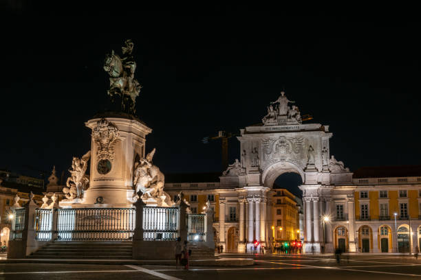 istock Iconic commercial square and the Rua Augusta Arch at night 2179618951