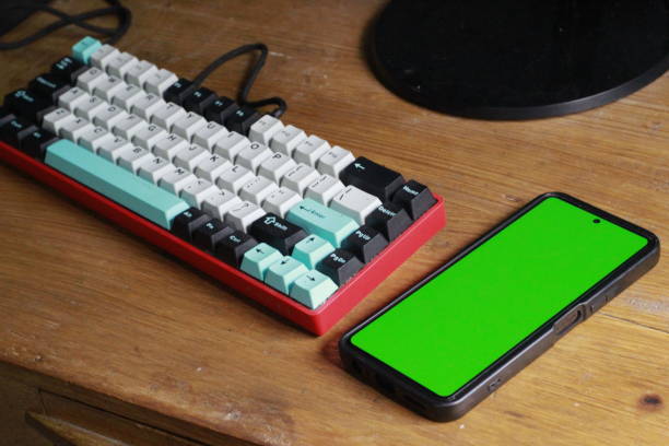 IMAGE OF KEYBOARD AND GREEN SCREEN SMARTPHONE
