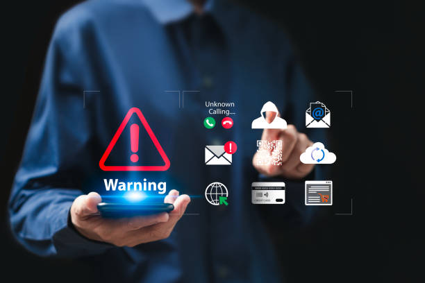 Identity theft, financial information, online sales fraud, Scammers concept, Businesswoman Received warning message on smartphone, Theft online, Calling, Message, Email, Internet Link, Banking, Data robo de identidad, información financiera, fraude de ventas en línea, concepto de estafadores, mujer de negocios recibió un mensaje de advertencia en el teléfono inteligente, robo en línea, llamadas, mensaje, correo electrónico, enlace de internet, b