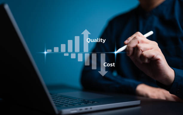 Product or service quality management control concept. Businessman showing cost with down chart and quality with up chart for business optimization. Budget cost or improvement quality adjustment. concepto de control de gestión de calidad de producto o servicio. hombre de negocios que muestra el costo con un gráfico descendente y la calidad con un gráfico ascendente para la optimización del negocio. ajuste del coste del presupuesto o de la calid