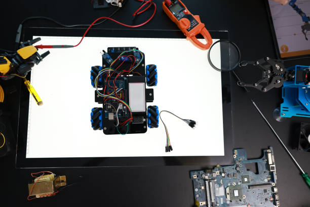 In a classroom and workshop, there are neatly arranged robot crafting learning materials on the table, creating an educational and creative environment for STEM learning.