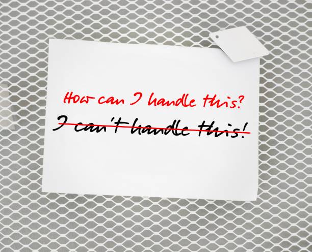 Stick note written I can't handle this! - replace with - How can I handle this? - concept of Self-limiting statements should be change to positive self-talk - to overcome self-doubt and bringing more positive energy into life nota escrita ¡no puedo con esto! - reemplácelo con - ¿cómo puedo manejar esto? - el concepto de las declaraciones autolimitantes debe cambiarse a un diálogo interno positivo, para superar las dudas sobre uno mismo y traer más energía positiva a la v