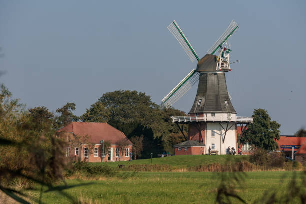 istock der klein Ort Greetsiel in Ostfriesland an der Nordsee 2180023571