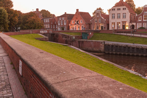 istock der klein Ort Greetsiel in Ostfriesland an der Nordsee 2180029548