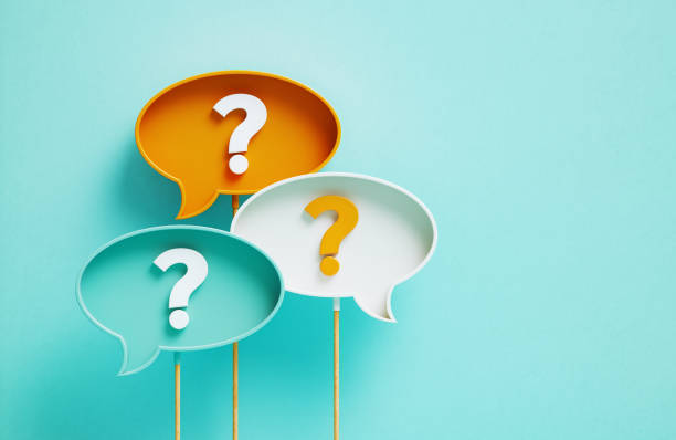 colorful question marks written speech bubbles on blue background - soru sormak stok fotoğraflar ve resimler