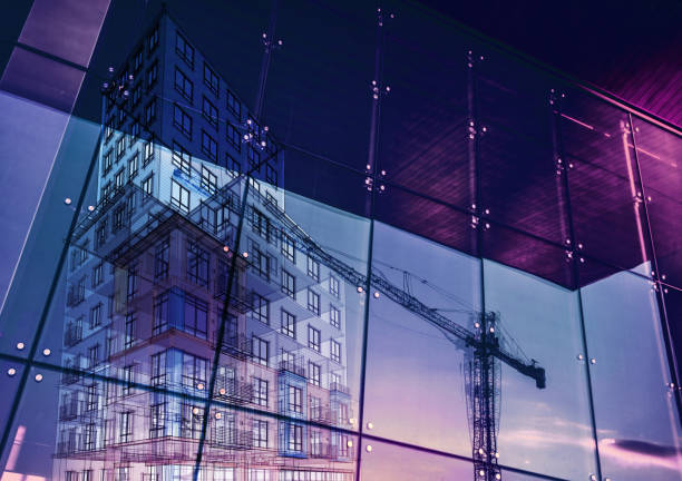 grúa de construcción y un nuevo edificio de gran altura reflejado en un edificio de oficinas de nueva construcción - construir fotografías e imágenes de stock