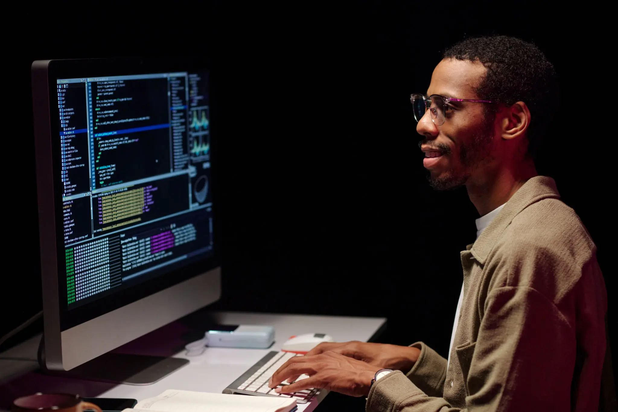컴퓨터 프론트엔드 스킬 업그레이드 방법 2 Focused Programmer Analyzing Code on Computer Screen