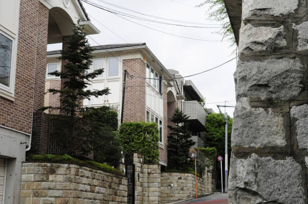 Motoazabu is an upscale residential area with a rich history located in the heart of the city. The streets of such a quiet residential area.
