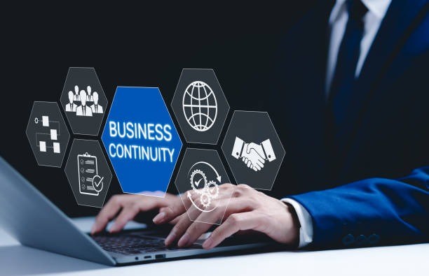 Business continuity and strategy concept. Businessman use laptop with digital icons represent business continuity, global operations, teamwork, workflow, and strategic planning in diverse conditions. continuidad de negocio y concepto de estrategia. la computadora portátil de uso empresarial con íconos digitales representa la continuidad del negocio, las operaciones globales, el trabajo en equipo, el flujo de trabajo y la planificación estratégica e