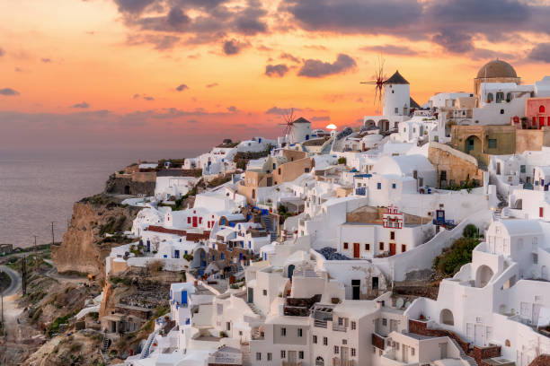 Santorini island skyline at sunset in Santorini island, Greece. Beautiful Santorini island at sunset in Oia village, Santorini island, Greece. santorin stock pictures, royalty-free photos & images
