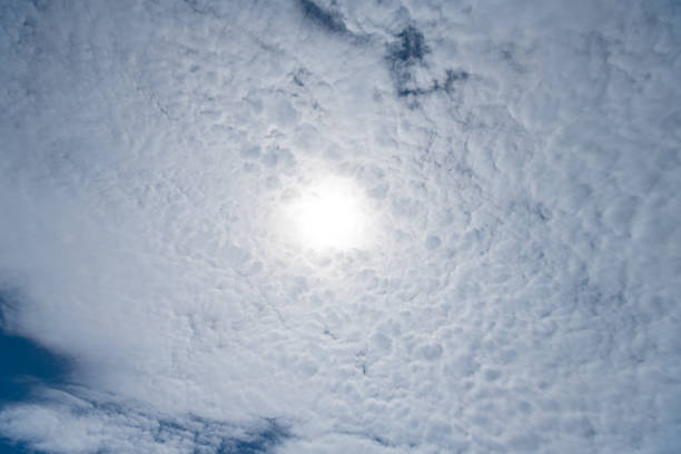 This is a photo of the cityscape and sea of ​​clouds seen from the sky. Clouds obscure the cityscape on the ground, creating a fantastical world. This stock photo has a unique perspective from the sky and can be used for a wide range of purposes, including clouds, skies, cities, travel, and background materials.